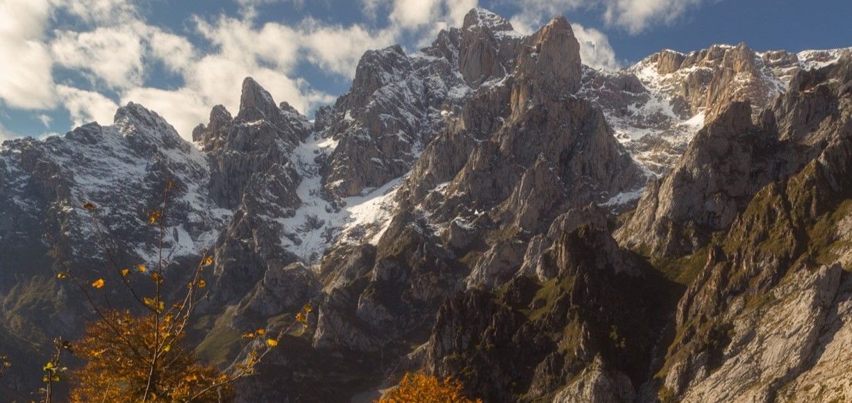 Paisaje de montaña del Puerto de Edes con los picos nevados en Picos de Europa - fotopicos.com