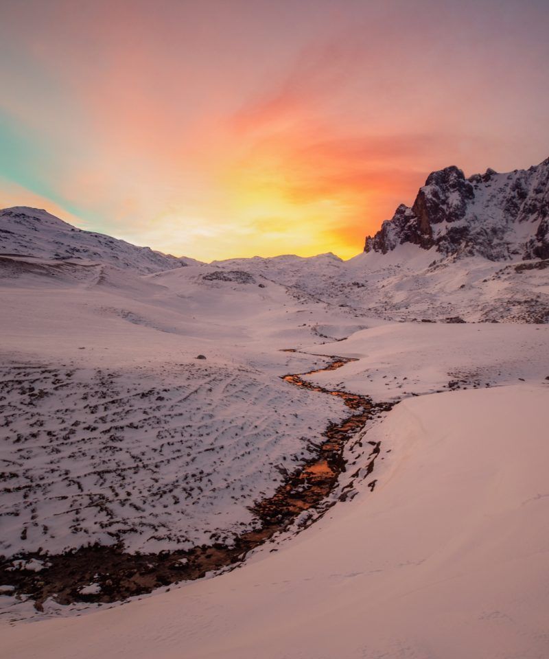 Paisaje de montaña nevado al atardecer