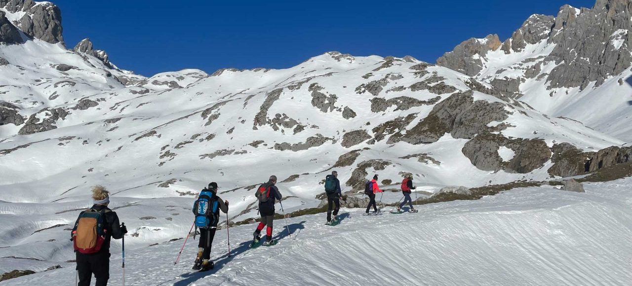 Raquetas de nieve Picos de Europa – fotopicos.com Seis personas subiendo por una pista de nieve con raquetas de nieve - fotopicos.com